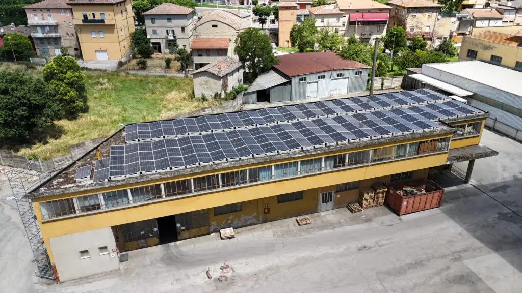 Impianto fotovoltaico su tetto industriale