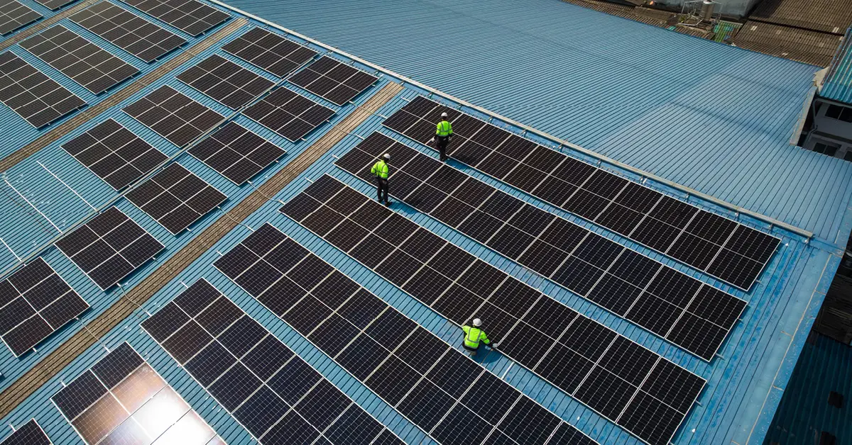Veduta aerea di un impianto fotovoltaico industriale Veduta aerea di un impianto fotovoltaico industriale