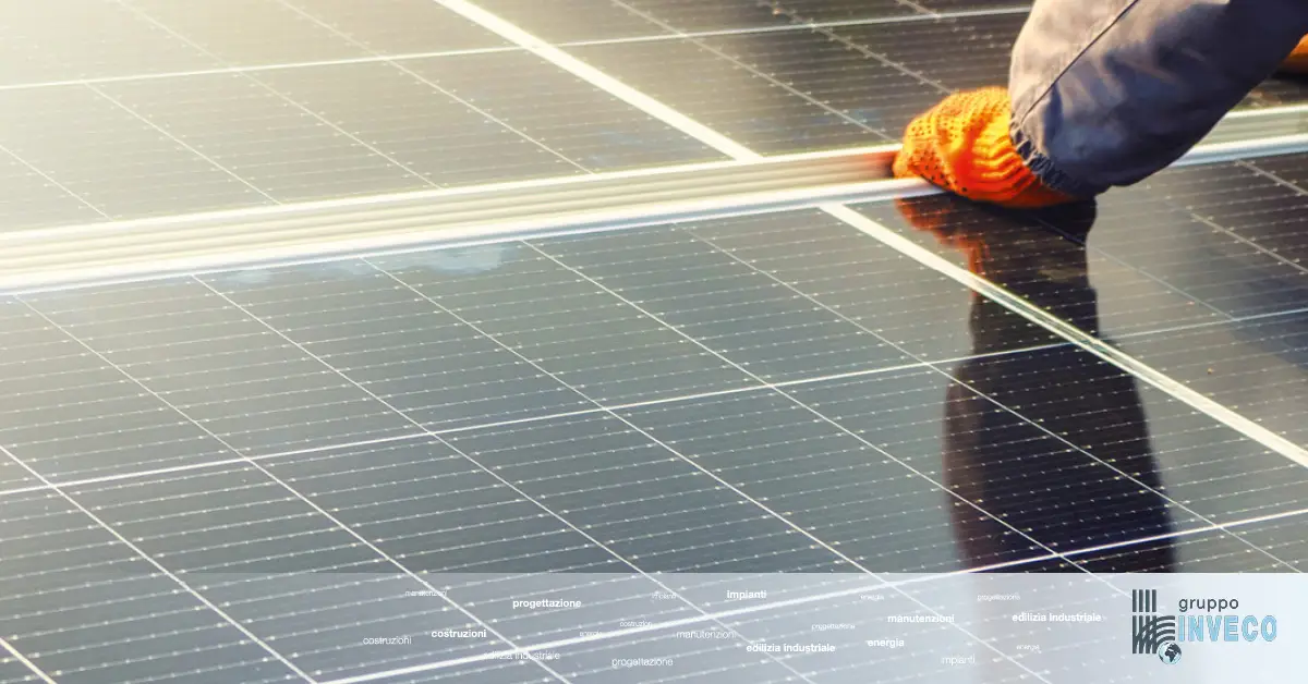 Installazione pannello fotovoltaico su copertura industriale