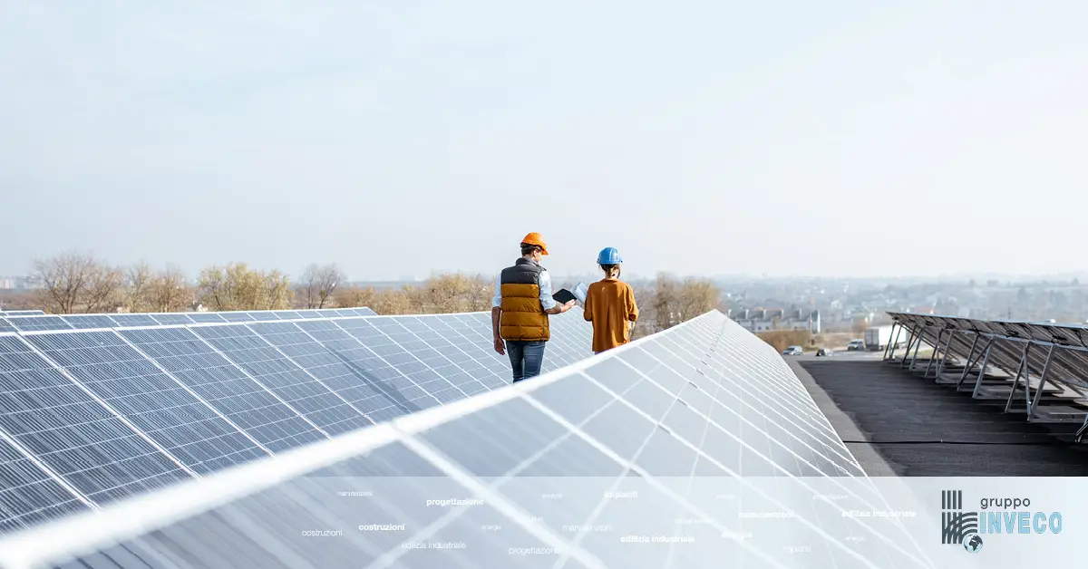 tecnici su impianto fotovoltaico industriale