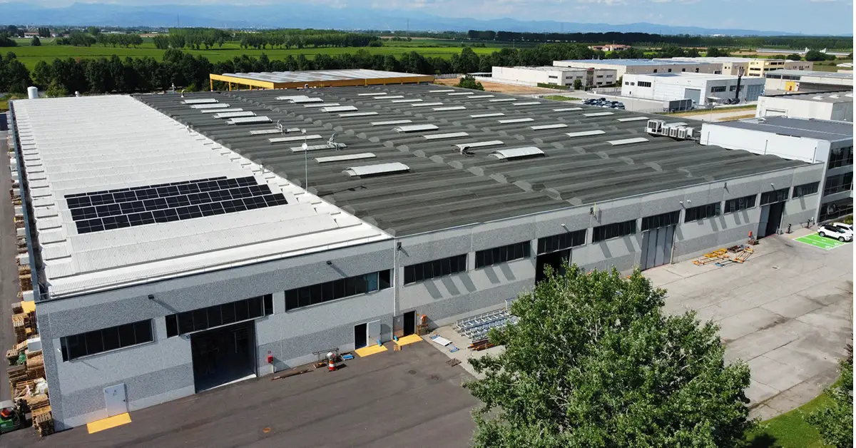Avanzamento lavori su impianto fotovoltaico per Anodall Extrusion SpA Avanzamento lavori su impianto fotovoltaico per Anodall Extrusion SpA