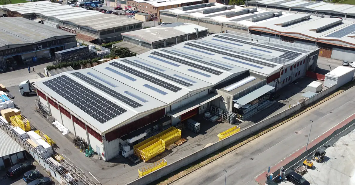 Veduta aerea di un impianto fotovoltaico industriale Veduta aerea di un impianto fotovoltaico industriale