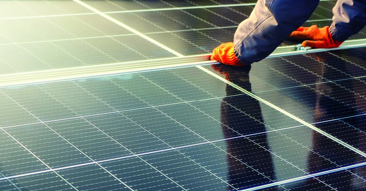 Montaggio pannelli fotovoltaici su copertura industriale
