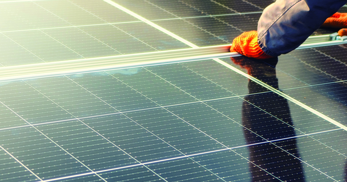 Montaggio di pannelli fotovoltaici su copertura industriale