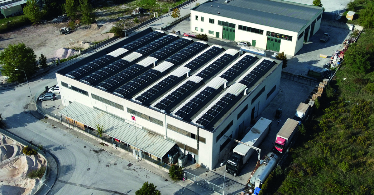 Impiantofotovoltaico installato su copertura industriale presso lo stabilimento CAU s.n.c.