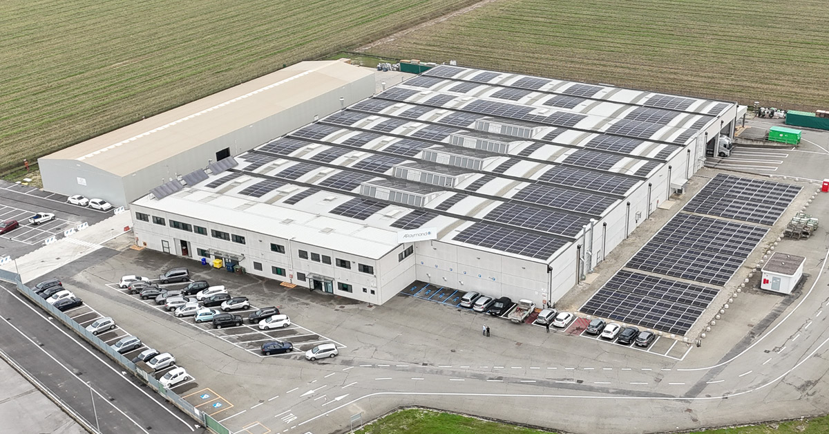 Veduta aerea di un impianto fotovoltaico industriale Veduta aerea di un impianto fotovoltaico industriale