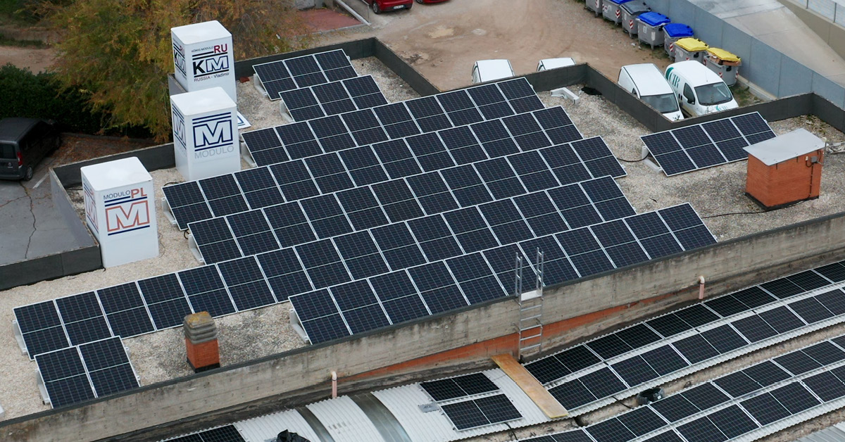 Veduta aerea di pannelli fotovoltaici