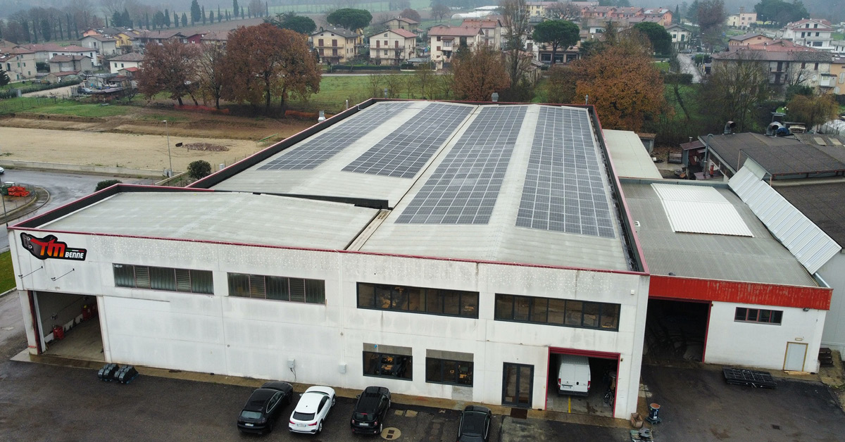 Impianto fotovoltaico su copertura industriale presso lo stabilimento TM Benne S.r.l. a Perugia