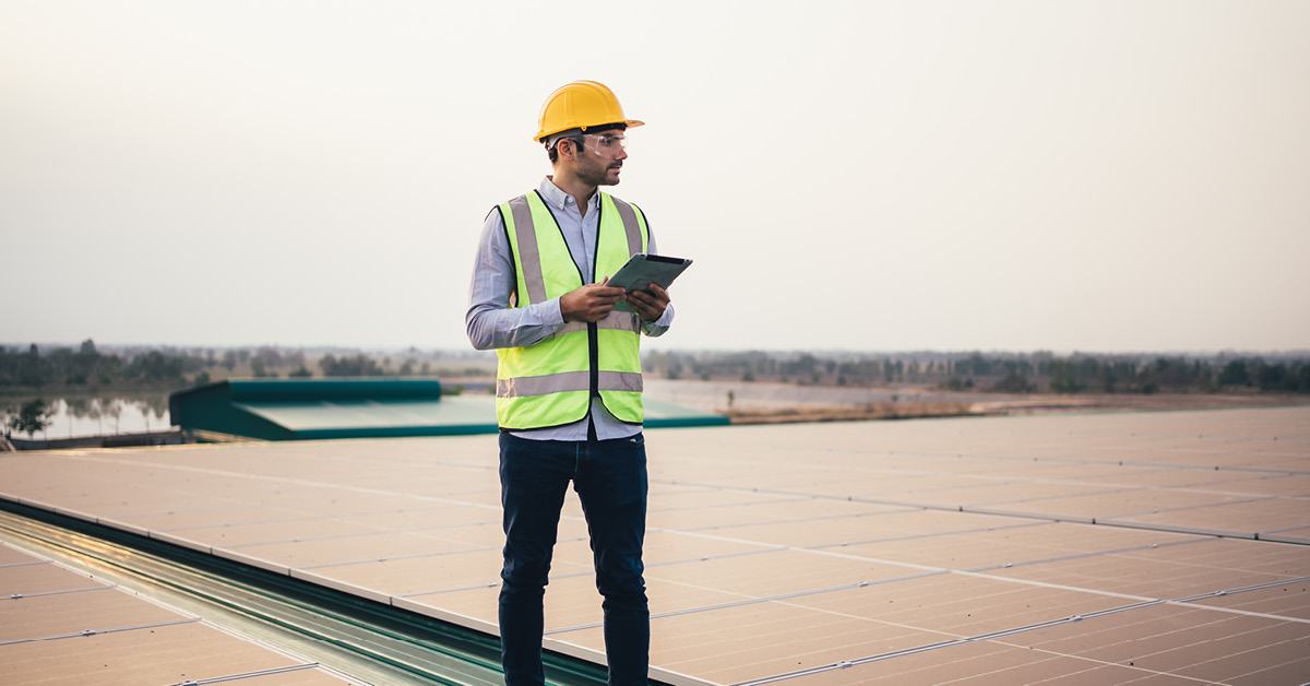 tecnico su fotovoltaico per aziende