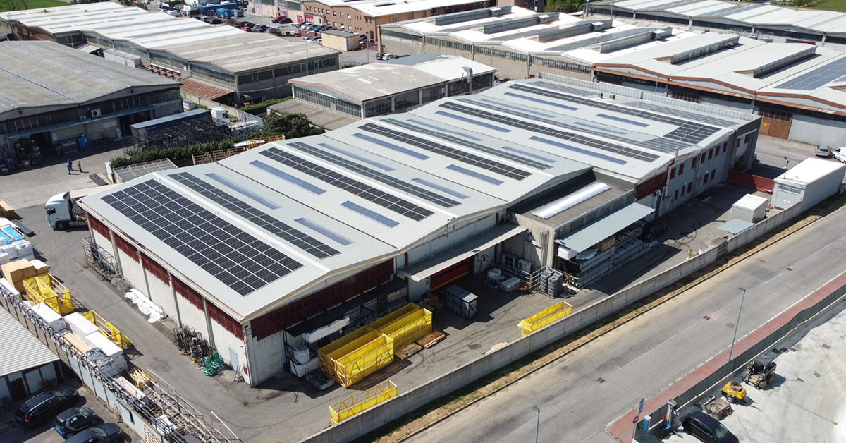 Veduta aerea di un impianto fotovoltaico industriale