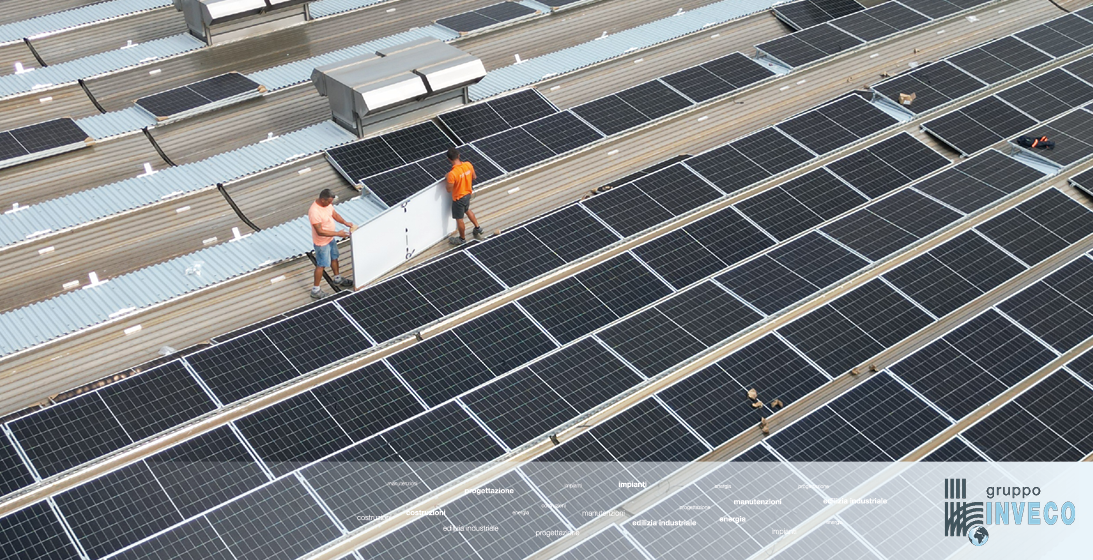 la posa dei pannelli Jinko Solar sulla copertura industriale