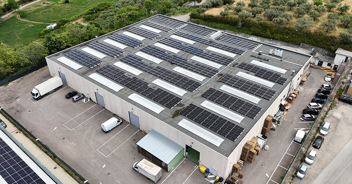 Impianto Fotovoltaico Industriale 350,15 kWp Impianto Fotovoltaico Industriale 350,15 kWp